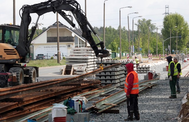 Nowe torowisko tramwajowe na osiedlu Rządz w Grudziądzu zaczynają nabierać realnych kształtów. Roboty drogowo - torowe posuwają się do przodu, firma wykonawcza pracuje nawet w dni wolne od pracy.