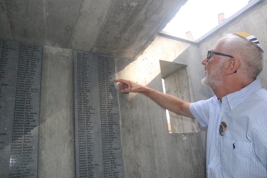 W Nowym Sączu trwa międzynarodowa uroczystość odsłonięcia pomnika lokalnych ofiar Holokaustu [VIDEO]