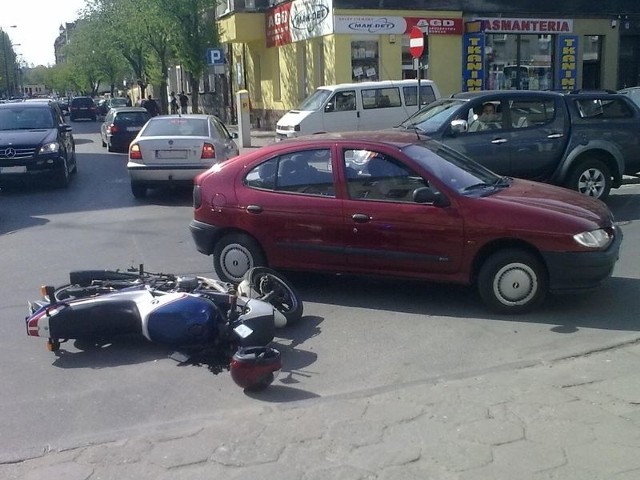 W piątek około godziny 15 na skrzyżowaniu ulic Mickiewicza z ulicą Konopnickiej zderzył się motocykl i samochód osobowy.