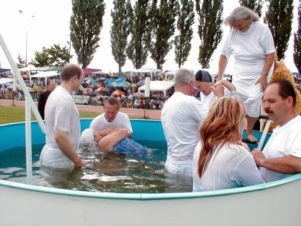 Ważnym wydarzeniem będzie chrzest. Na zdjęciu: chrzest świadków Jehowy w 2005 roku