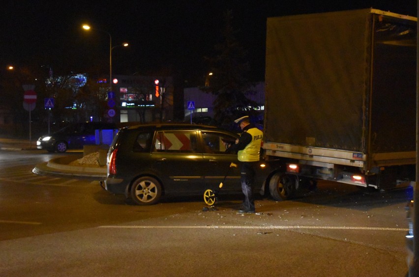 Tarnów. Zderzenie dostawczaka z samochodem osobowym na rondzie tymczasowym na Słonecznej