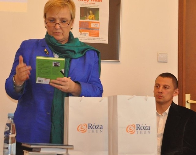 Europosłanka Róża Thun podsumowuje akcję zbiórki książek. Na zdjęciu z wicemistrzem Europy karate Mateuszem Garbaczem