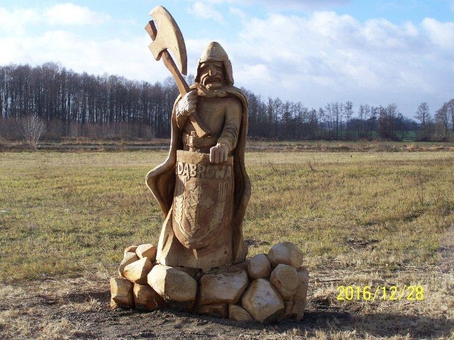 Rycerz we Wrzoskach jest pierwszym, który stoi poza terenami gminy. Jego dwaj bracia strzegą terenów w Dąbrowie. Rzeźby powstały z inicjatywy Stowarzyszenia Dąbrowskie Skarby.