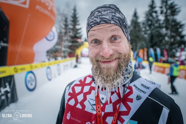 Bieg Piastów 2022 - 50 km [ZDJĘCIA, WYNIKI]. Justyna Kowalczyk na mecie! Sobota, 5.03.2022. Sobota na Biegu Piastów należała do królewskiego dystansu 50 km. Na starcie stanęli m.in. Justyna Kowalczyk oraz jej mąż Kacper Tekieli. Nasza mistrzyni wśród kobiet zajęła drugie miejsce. Pokonała ją Czeszka Adela Boudikova.Powrót do głównej strony artykułu (KLIKNIJ)WAŻNE! Do kolejnych zdjęć przejdziesz za pomocą gestów na telefonie lub strzałek obok.