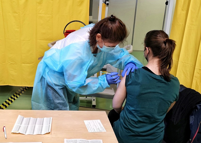 W Tauron Arenie otwarto punkt szczepień powszechnych. "Bez trudu zaszczepimy tu 2 tysiące osób dziennie"