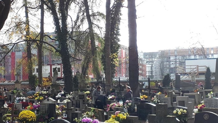 Bloki przy murze cmentarza Rakowickiego, zdjęcia z roku 2018