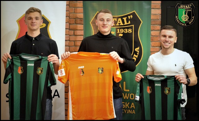 Bramkarz Matthew Korziewicz, obrońca Piotr Zmorzyński i pomocnik Dominik Ochał podpisali dziś umowy z 2-ligową Stalą Stalowa Wola. Tym sposobem "Stalówka" ma w tym okienku transferowym już sześciu nowych zawodników. Wcześniej umowy z ekipą Szymona Szydełki parafowali: bramkarz Dawid Pietrzkiewicz (ostatnio Raków Częstochowa) oraz pomocnik Dominik Chromiński i napastnik Tomasz Płonka (obaj Stal Rzeszów).Zobacz też - Szymon Grabowski, trener 2-ligowych piłkarzy Apklan Resovii: Chciałem zobaczyć coś, co mógłbym przełożyć na pracę w Resovii