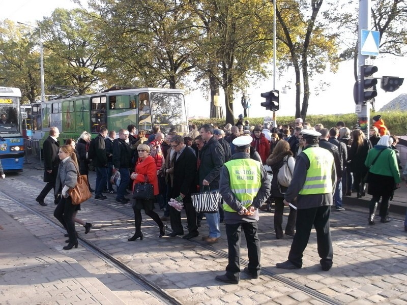 Wrocław: Tłoczno na cmentarzu Osobowickim, ale wiele osób wybrało dojazd komunikacją (ZDJĘCIA)