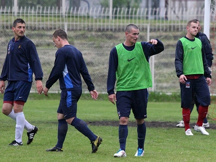 Piłkarze Pogoni trenowali w Tarnowie w strugach deszczu.