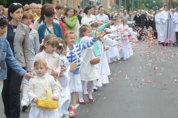 Dzieci podczas obchodów sypały kwiatkami