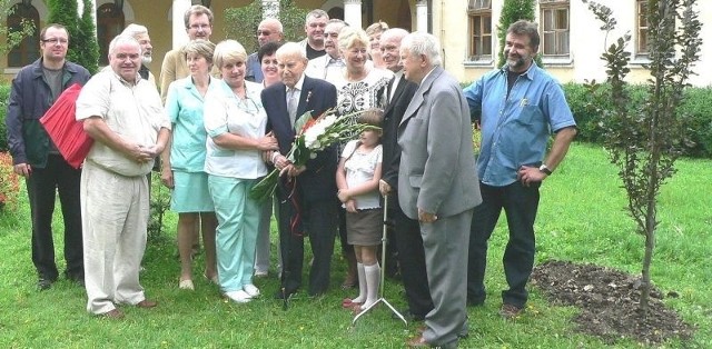 Tak Władysław Zachariasiewicz (w środku), senior amerykańskiej Polonii, posadził w Busku drzewo &#8211; buka czerwonego Władysława... na swoje 100. urodziny.