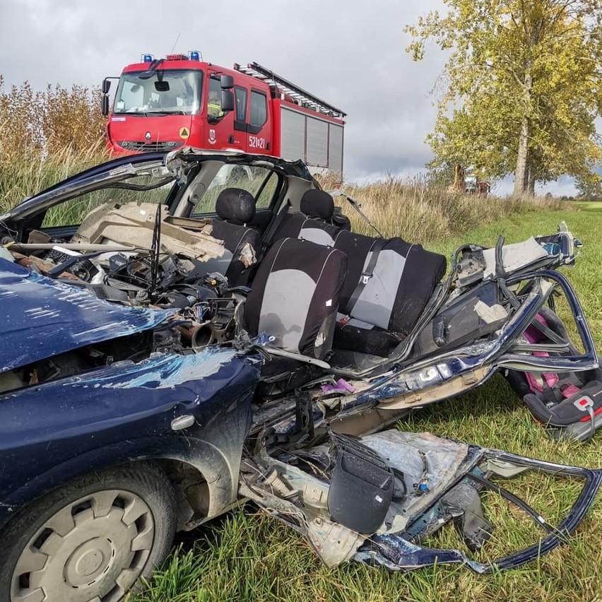 Czukty. Wypadek na drodze lokalnej. Opel astra zderzył się z koparką. Kierowca osobówki został przetransportowany do szpitala śmigłowcem LPR