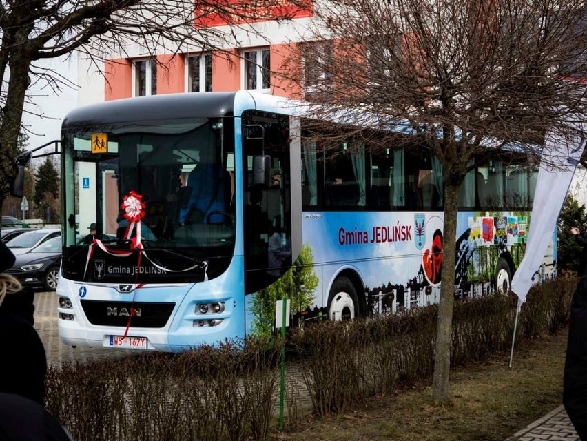 Nowy autobus dla szkoły podstawowej we Wsoli w gminie Jedlińsk. Gmina kupiła go dzięki dotacji z Polskiego Ładu (FOTO)