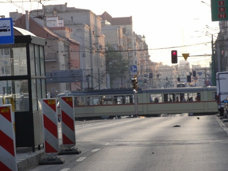 Poranek na poznańskich ulicach i torowiskach.