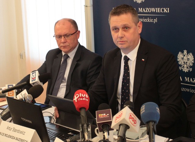 Na pytania dziennikarzy odpowiadali (od lewej) wojewoda Zdzisław Sipiera oraz wicewojewoda Artur Standowicz.