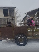 Pijany, bez uprawnień uciekał przed policją … ciągnikiem. Na przyczepie wiózł małą wnuczkę z tornistrem