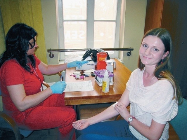 Anna Paszko (z prawej), studentka WSZiA, zarejestrowała się w bazie dawców szpiku. Próbkę krwi pobrała od niej mgr Sylwia Czajka.