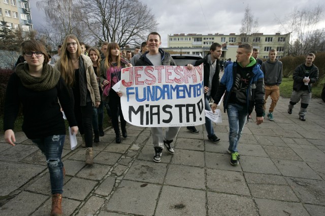 Uczniowie słupskiej budowlanki protestowali przed budynkiem szkoły.