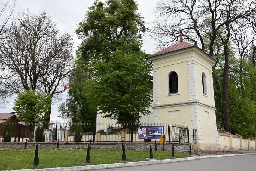 Baner posła Zawiślaka wisi na płocie kościoła w Grabowcu