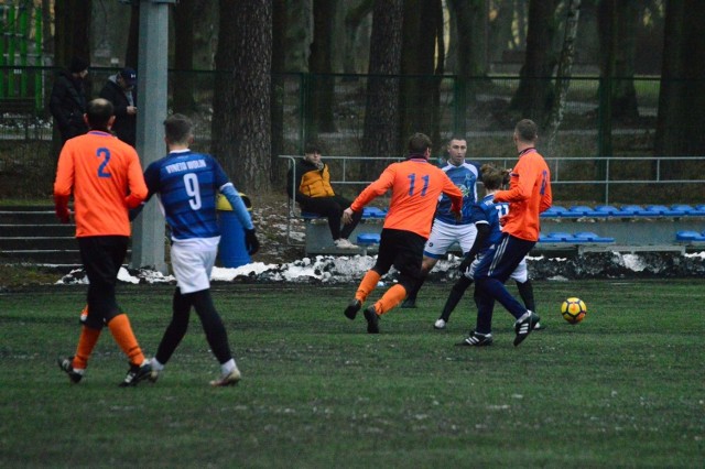 Vineta II Wolin pokonała w pierwszej kolejce Znicz Niedźwiedź 2:0.