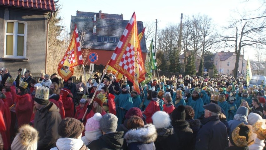 Na czerskie ulice wyległy tłumy. Orszak oglądało kilka...