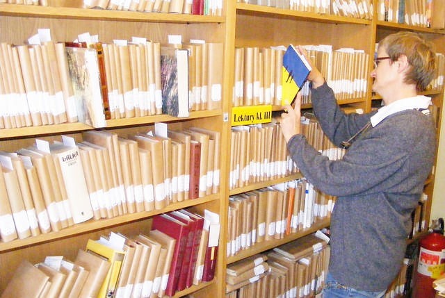 Wanda Pankowska, starsza bibliotekarka legitymuje się najdłuższym stażem spośród sześciu pracowników trzemeszeńskiej książnicy