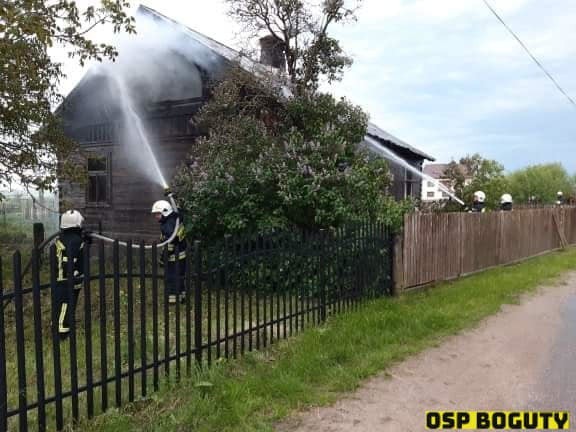 Pożar drewnianego domu w Tymiankach-Buciach, gm. Boguty-Pianki w pow. ostrowskim. 31.05.2020. Zdjęcia