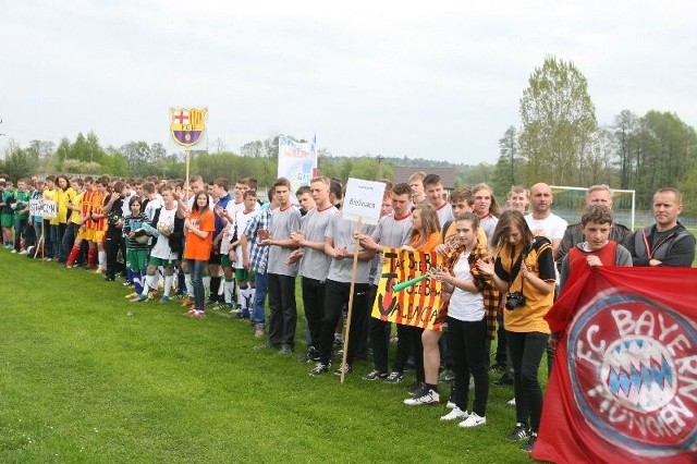 Tak prezentowały się drużyny podczas rozpoczęcia ostatniej edycji piłkarskiego turnieju dla gimnazjalistów Liga Mistrzów, w 2013 roku.