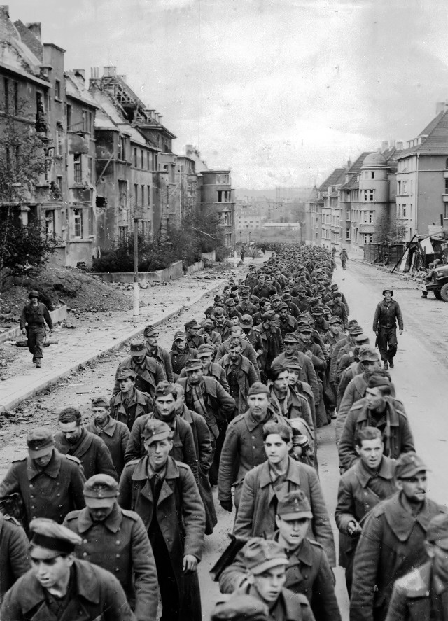 Żołnierze Wehrmachtu wzięci do niewoli w Akwizgranie
