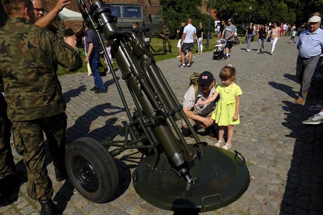 W południowej części Zamku Krzyżackiego w Toruniu odbył się piknik wojskowy. Atrakcje tj. pokazy historyczne czy oglądanie z bliska sprzętu wojskowego były możliwe w związku z uroczystościami Święta Wojska Polskiego przypadającego 15 sierpnia. Zobaczcie galerię zdjęć z imprezy!