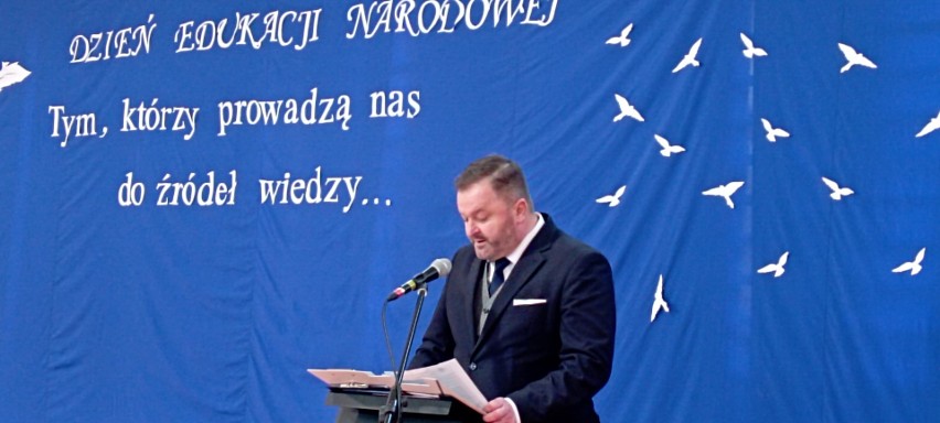 Uroczystości powiatowe z okazji Dnia Edukacji Narodowej w Jędrzejowie. Nauczyciele dostali medale i odznaczenia. Zobacz zdjęcia