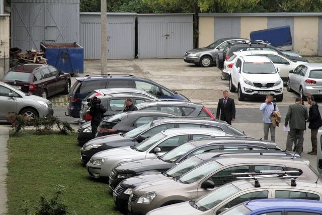 Radosław Jarzębak ps. Radziu zeskoczył przez otwarte okno na parterze na jeden z samochodów sędziów i przepadł bez śladu.