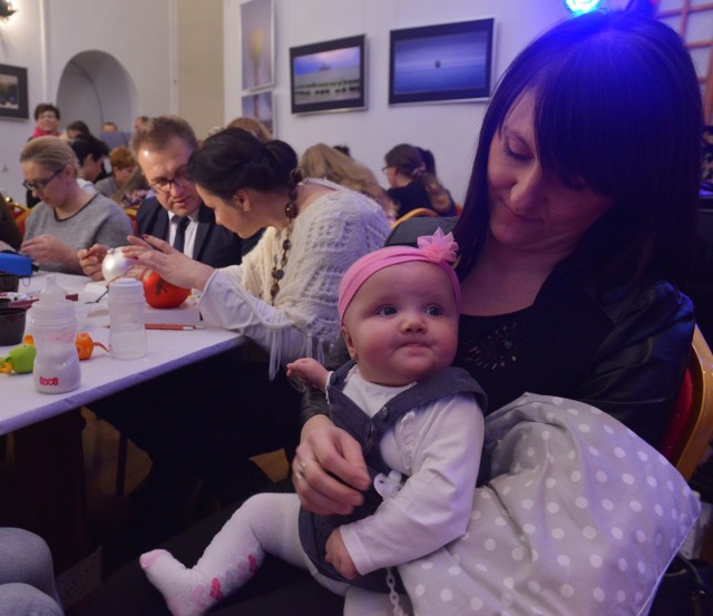 Mała Michalinka Baranek , która czeka na operację serca pojawiła się w radomskiej Łaźni razem ze swoją mamą Karoliną.