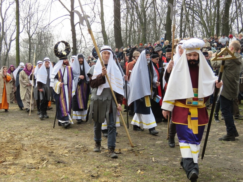 Tysiące wiernych na Misterium Męki Pańskiej na piekarskiej kalwarii [ZDJĘCIA, WIDEO]