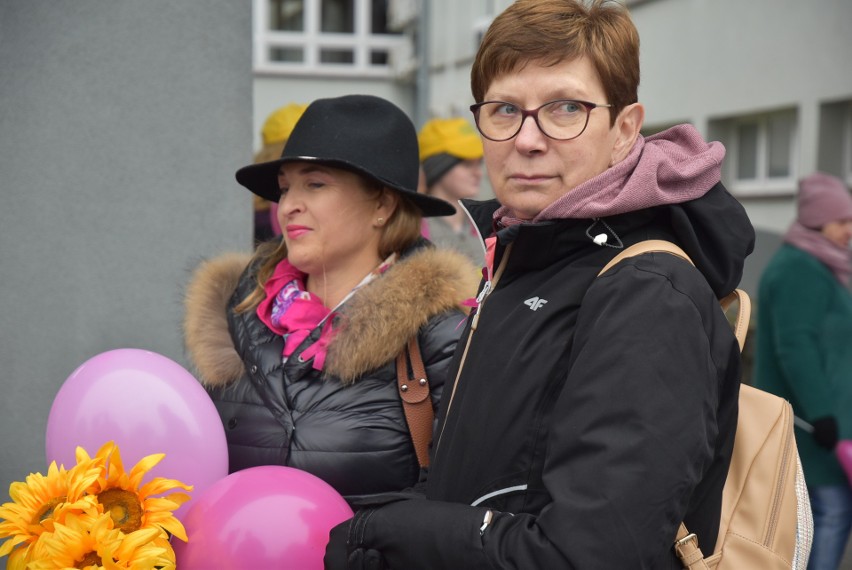 Marsz Różowej Wstążki w Ostrołęce. 21.10.2023 amazonki przemaszerowały przez miasto