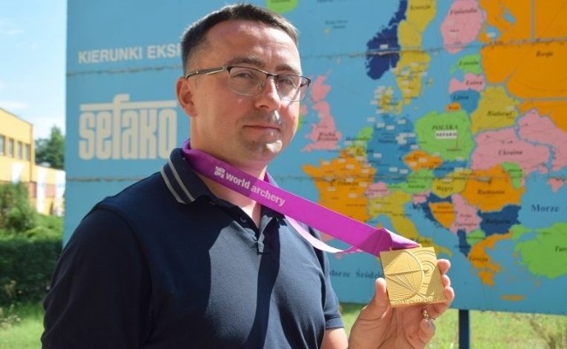 Rafał Dobrowolski ze złotym medalem drużynowym na Mistrzostwach Świata w Łucznictwie