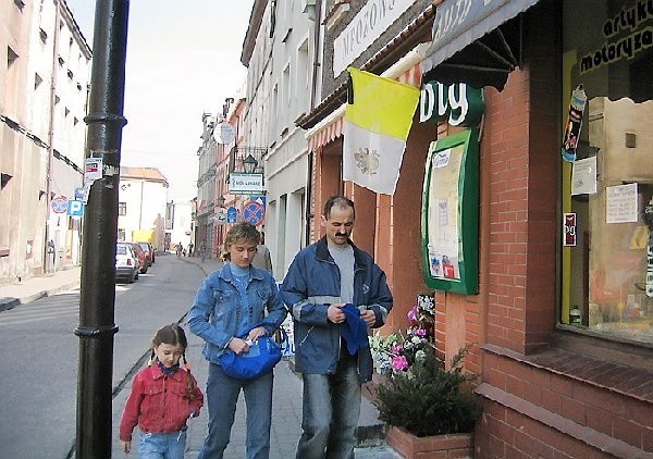 Ul. Kopernika w Brodnicy, w pobliżu kwiaciarni  Mrozowskich. Wczoraj pytano o tam głównie o  kwiaty białe i żółte.