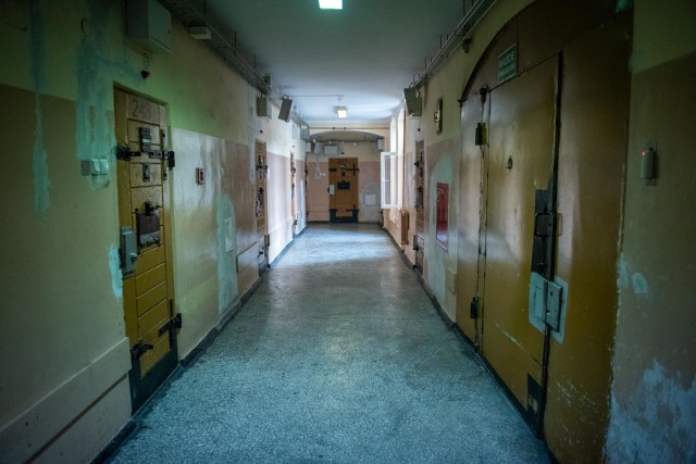W aresztach przy ul. Młyńskiej i Nowosolskiej w Poznaniu potwierdzono siedem zakażeń koronawirusem. Nadzorem epidemiologicznym objęto tam około 240 osób