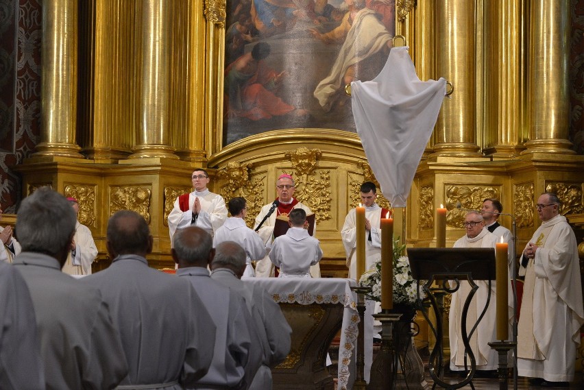 Wielki Czwartek w kieleckiej katedrze. Biskup obmył nogi 12 mężczyznom (WIDEO, zdjęcia)