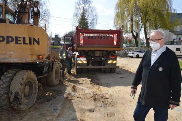 Sołtys Józef Kowalik często odwiedza plac budowy