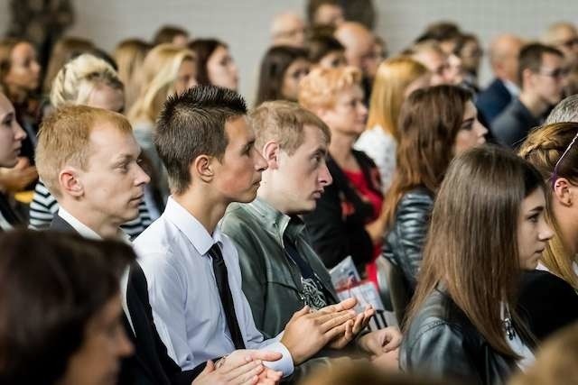 Szkolna lekcja polega często na tym, że nauczyciel daje dziecku gotowy przepis i czuwa, by wykonało zadania krok po kroku, jak trzeba. Nie ma miejsca na popełnianie własnych błędów.