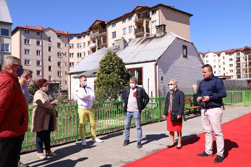 Ostrołęka. Plac zabaw przy ul. Dobrzańskiego już gotowy. To inwestycja z budżetu obywatelskiego. 11.05.2021. Zdjęcia