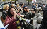 Nauczycielski protest związkowy pod kuratorium w Bydgoszczy. Nauczyciele: pensje są za niskie