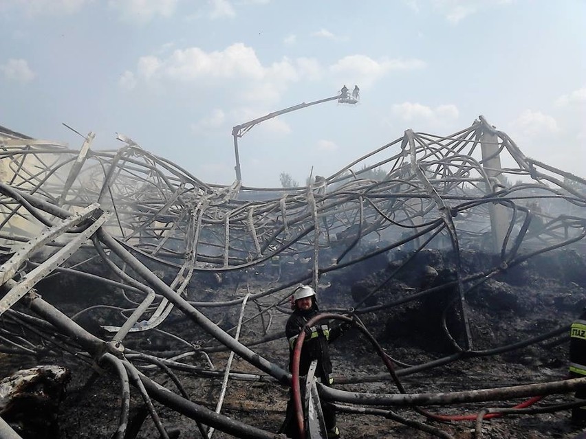 DZ24: Pożar w Zawierciu [NOWE ZDJĘCIA i WIDEO INTERNAUTÓW] Spłonęła hala papiernicza