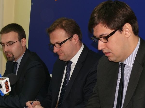 O powodach, dla których posłowie Platformy Obywatelskiej głosowali przeciwko poprawkom mówili podczas konferencji prasowej działacze partii: (od lewej) Mateusz Tyczyński, Radosław Witkowski oraz Konrad Frysztak.