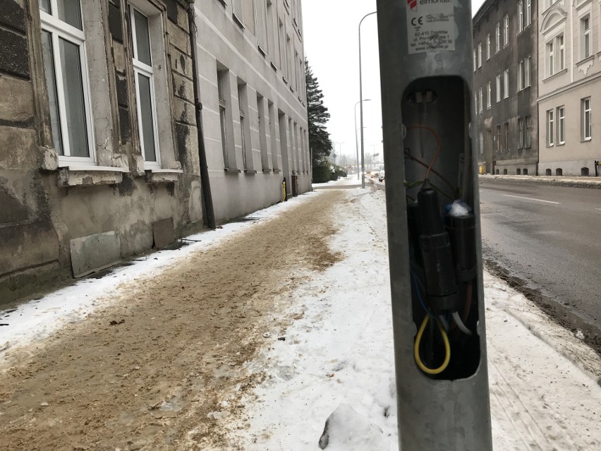 Śnieg pada na odkryte przewody elektryczne lampy przy ulicy Kołłątaja w Słupsku. ZIM przypomina, gdzie zgłaszać usterki [ZDJĘCIA]