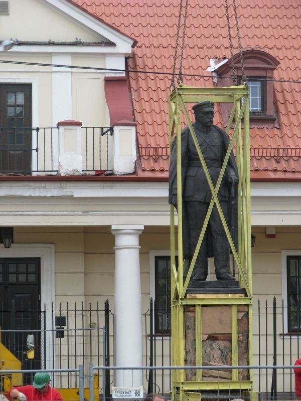 Pomnik Marszalka Józefa Pilsudskiego przeniesiono dziś przed...