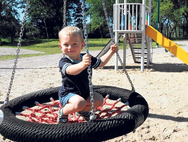 Plac zabaw dla dzieci został tak wyposażony, by mogły się tu bawić maluchy, ale też starsze dzieci