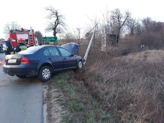 Do zdarzenia doszło w niedzielę, 24 marca, na gorzowskim osiedlu Bermudy. Kompletnie pijany kierowca volkswagena uderzył w lampę. Próbował uciekać, ale zatrzymali go świadkowie zdarzenia i wezwali policję.Kierowca volkswagena na os. Bermudy wypadł z drogi i roztrzaskał samochód o lampę. Wysiadł z volkswagena i zaczął uciekać. Zatrzymali go jednak świadkowie. Wezwali policję i przytrzymali kierowcę do przyjazdu radiowozu.Na miejsce przyjechała również ekipa kartki pogotowia ratunkowego. Kierowca volkswagena był kompletnie pijany. – Badanie alkomatem wykazało 2,5 promila alkoholu – mówi sierż. szt. Maciej Kimet z zespołu prasowego lubuskiej policji.Kierowcy grozi teraz kara do dwóch lat więzienia, zakaz prowadzenia nawet na 15 lat i grzywna nie niższa niż 5 tys. zł.Zobacz też: Wypadek na niebezpiecznym skrzyżowaniu. Cztery osoby trafiły do szpitala.