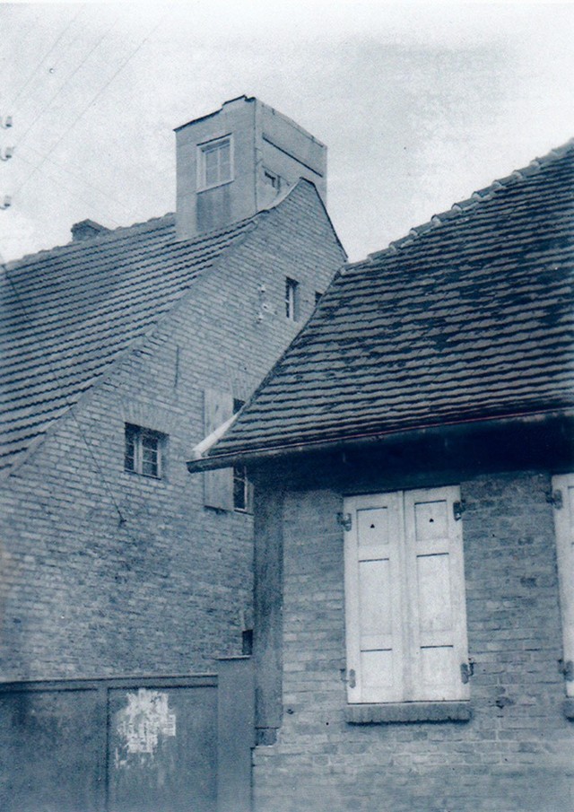 W tym domu na dzisiejszej ul. Łąkowej mieszkał Karl Hencke. Na dachu zbudował blaszane obserwatorium, z którego prowadził długie obserwacje nieba.